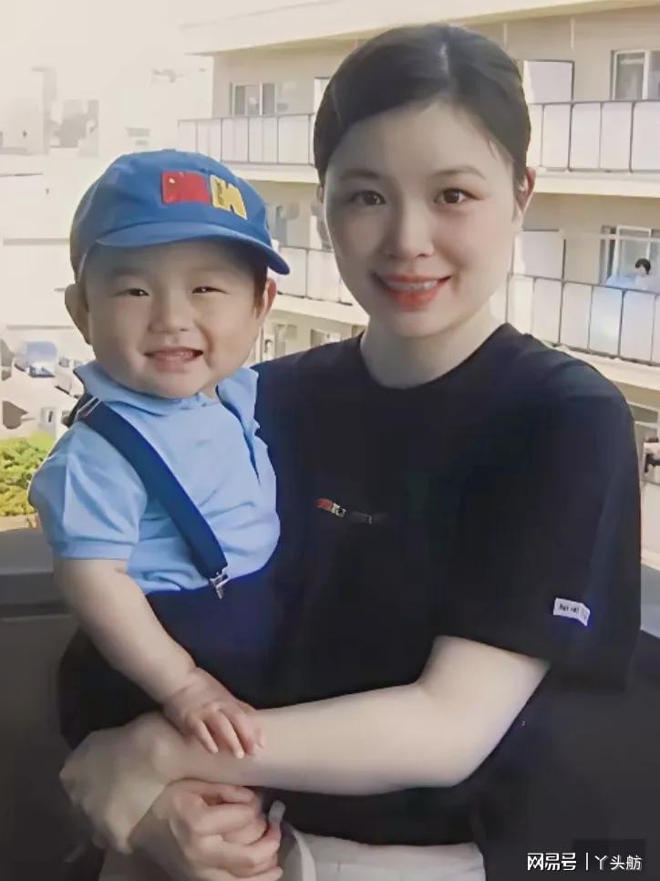 澳门十大正规电子游戏平台一岁左右的张本智和,在妈妈怀里,母子俩笑得很开心
